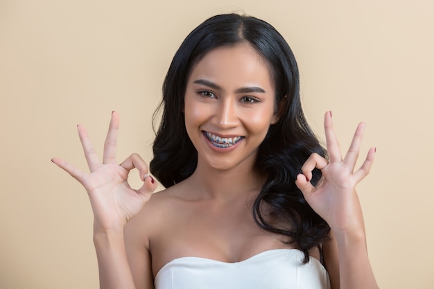 Rostro de mujer hermosa haciendo signo ok