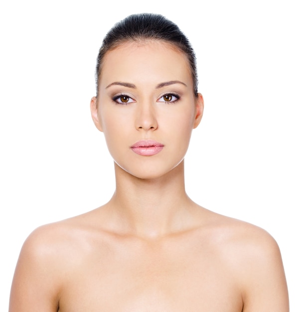 Rostro de mujer hermosa con piel limpia - aislado en blanco