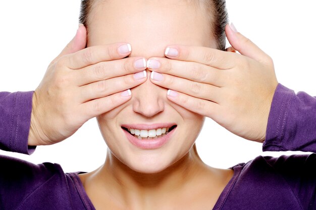 rostro de mujer joven esconde sus ojos