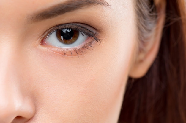 El rostro de mujer joven sobre fondo gris