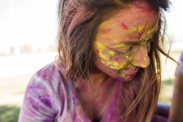 Rostro de mujer recubierto de color holi.