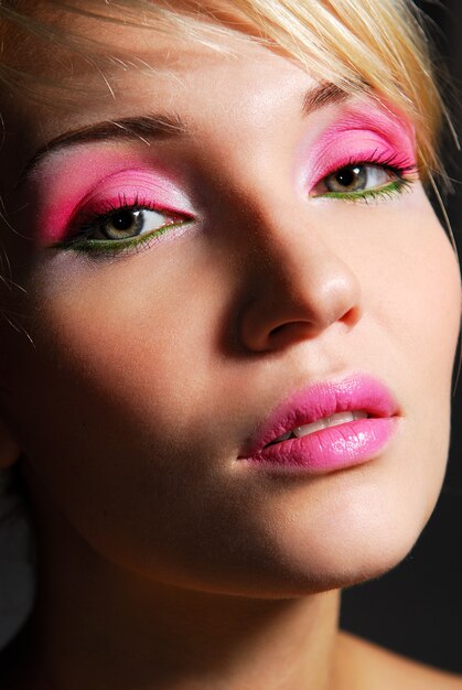 Rostro de niña de belleza con maquillaje ceremonial rosa brillante