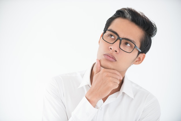 Rostro pensativo de joven empresario en gafas