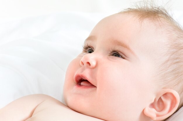 rostro sonriente de una hermosa niña recién nacida