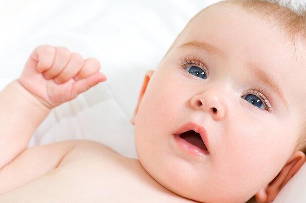 rostro sonriente de una hermosa niña recién nacida