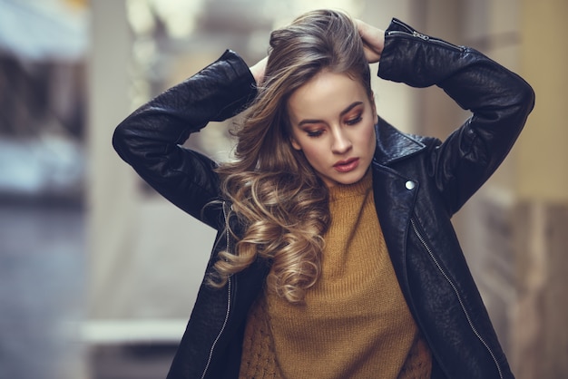 rubia al aire libre bastante ondulado estilo de vida