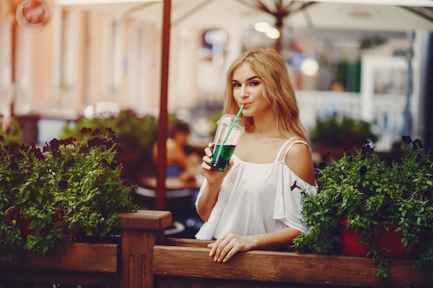 rubia con estilo en una ciudad