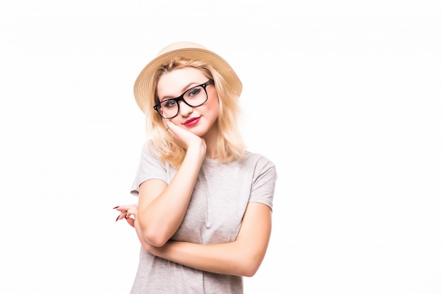 Rubia sonriente joven tierna en gafas transperend aislado en la pared blanca