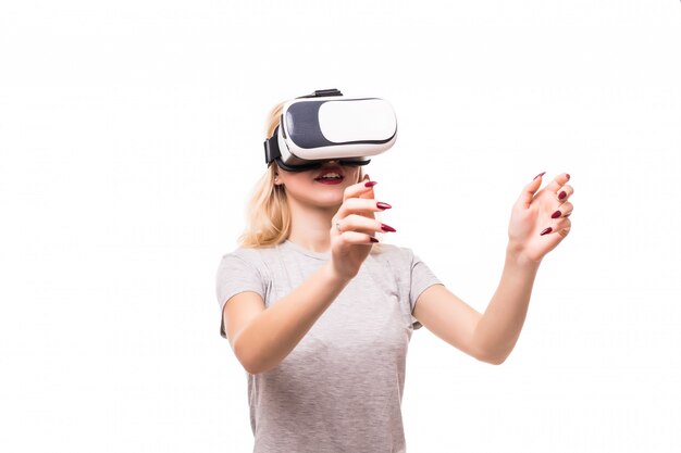 Rubia con uñas rojas juega juegos en gafas vr