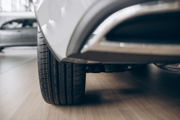 Rueda de coche con neumáticos nuevos de cerca