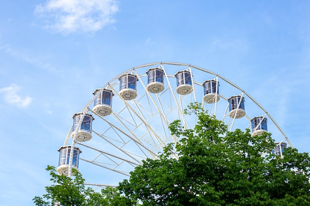 Rueda de la fortuna contra el parque de atracciones del cielo