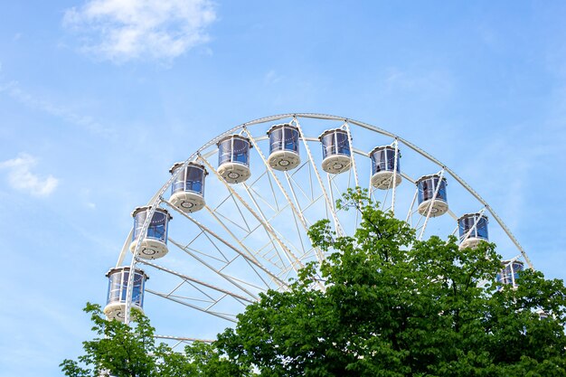 Rueda de la fortuna contra el parque de atracciones del cielo