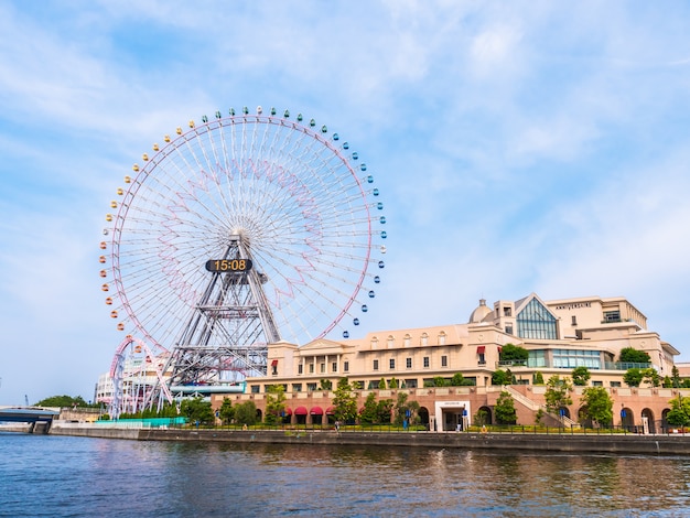 Rueda de la fortuna en el parque de atracciones alrededor de la ciudad de yokohama