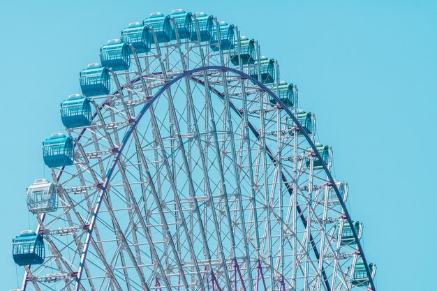 Rueda de la fortuna en el parque de atracciones