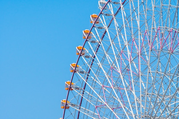 Rueda de la fortuna en el parque de atracciones