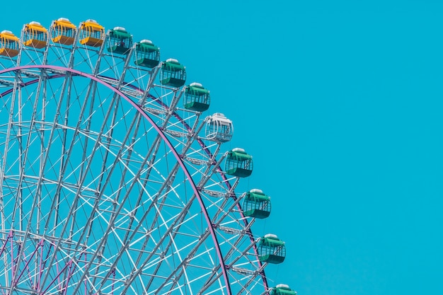 Rueda de la fortuna en el parque de atracciones