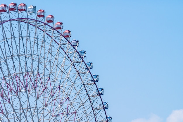 Rueda de la fortuna en el parque de atracciones