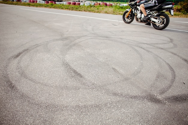 Ruedas de seguimiento de la moto después de un drif