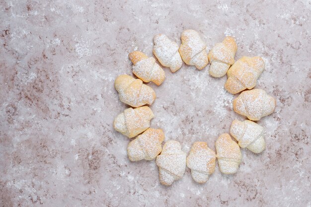 Rugelach casero con relleno de mermelada, vista superior