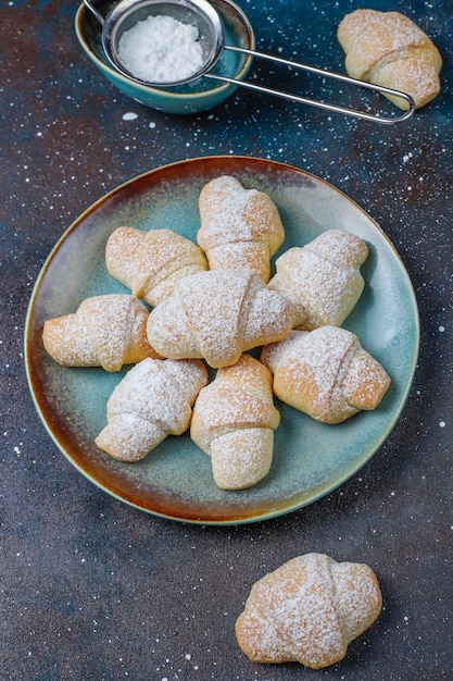 Foto gratuita rugelach casero con relleno de mermelada, vista superior