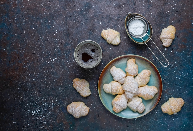 Foto gratuita rugelach casero con relleno de mermelada, vista superior