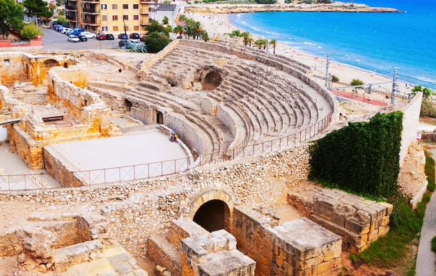Foto gratuita ruina del anfiteatro romano en el mediterráneo