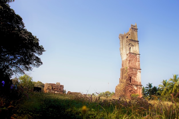Ruina de la iglesia en Goa en India