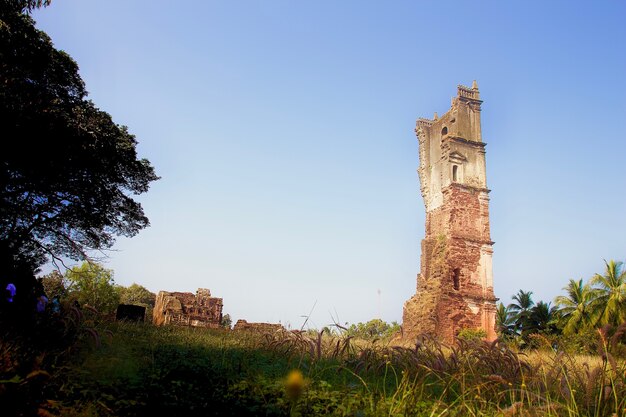 Ruina de la iglesia en Goa en India