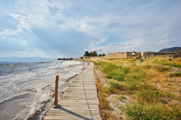 las ruinas de la antigua ciudad de Hierapolis en la colina Pamukkale Turquía