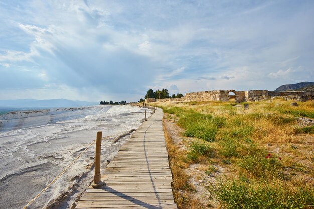 las ruinas de la antigua ciudad de Hierapolis en la colina Pamukkale Turquía