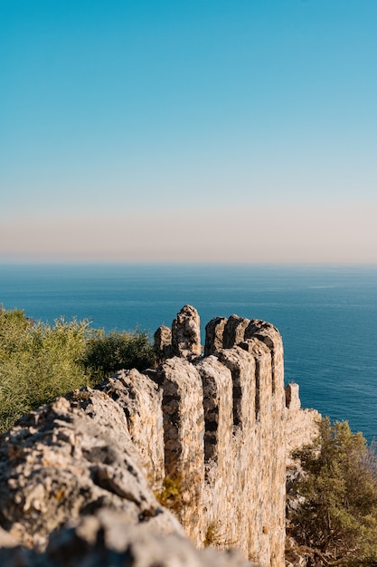 Foto gratuita ruinas en la costa en el mar