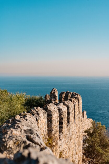 Ruinas en la costa en el mar