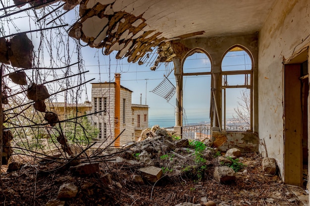Ruinas de una mansión abandonada en el Líbano después de la guerra