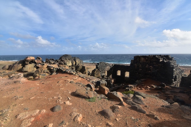 Foto gratuita ruinas del molino de oro bushiribana en las costas de aruba