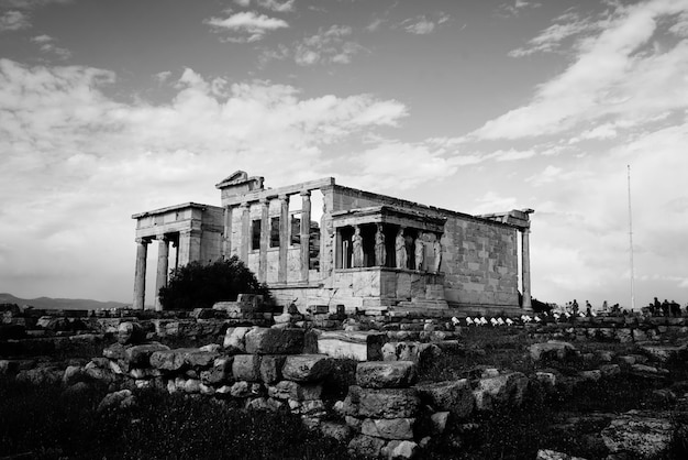 Ruinas de un templo en blanco y negro.