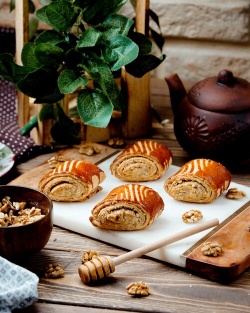 Ruletas de nueces dulces sobre la mesa