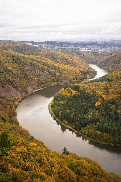 Ruta de las copas de los árboles Saarschleife bajo un cielo nublado durante el otoño en Alemania