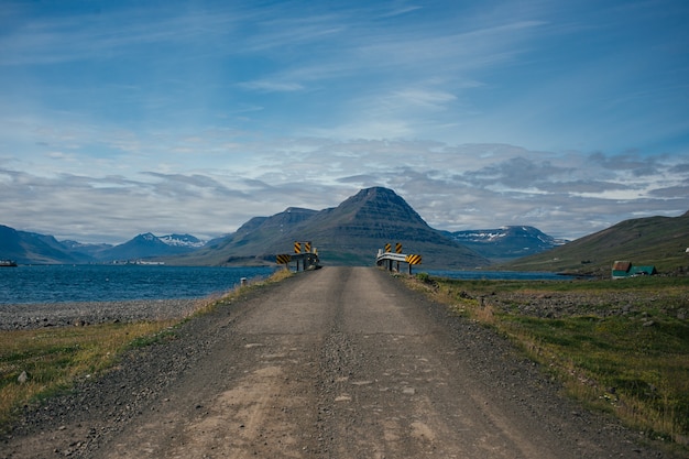 Ruta de montaña de grava desde Islandia.