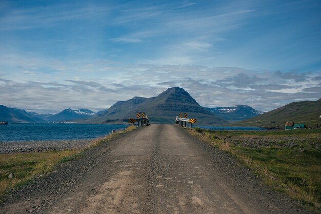 Ruta de montaña de grava desde Islandia.