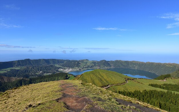 Ruta de senderismo alrededor del borde de la caldera de Sete Cidades en las Azores.