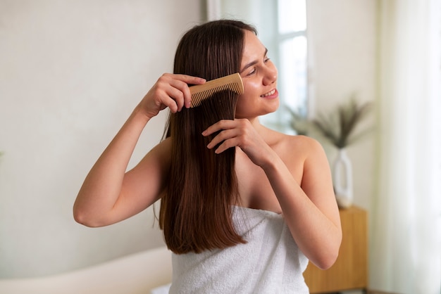 Rutina nocturna de golpes de cabello de mujer de tiro medio