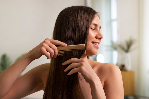 Rutina nocturna de golpes de cabello de mujer de tiro medio