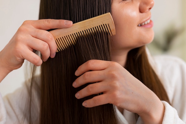 Foto gratuita rutina nocturna de golpes de cabello de mujer de vista lateral