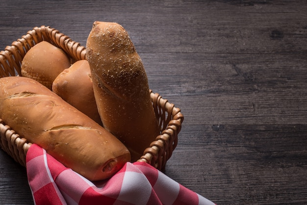 Rye pan rebanado en la mesa