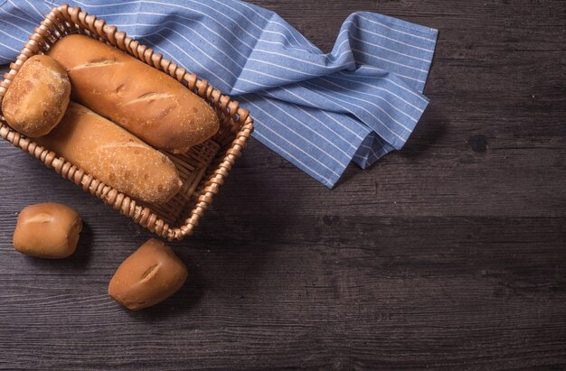 Rye pan rebanado en la mesa