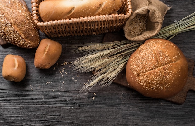 Rye pan rebanado en la mesa