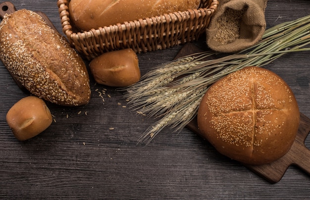 Rye pan rebanado en la mesa