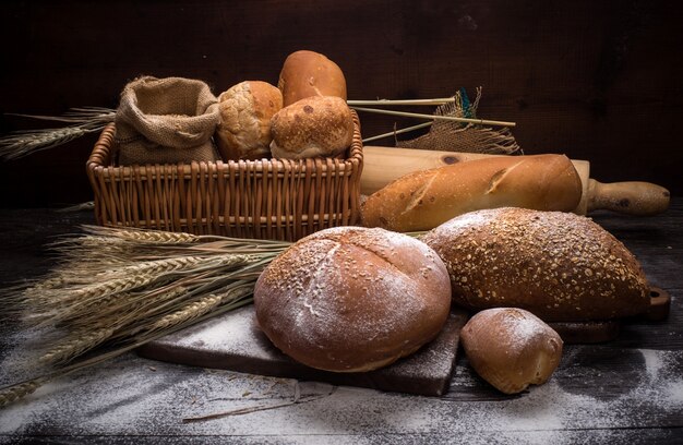 Rye pan rebanado en la mesa