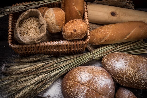 Rye pan rebanado en la mesa