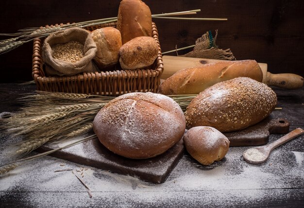 Rye pan rebanado en la mesa